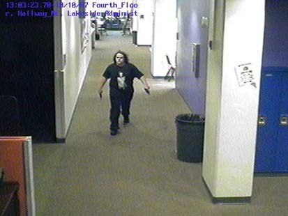 Năm 2007, một học sinh 14 tuổi tại Cleverland đã tự sát sau khi bắn bị thương 2 giáo viên và 2 bạn học. Các nhân chứng kể lại đã nhìn thấy học sinh trên hai tay hai súng đi lang thang trong các hành lang của trường SuccessTech. Một trong số người chứng kiến là Ronnell Jackson, 15 tuổi, cho biết: "Anh ta chạy dọc hành lang rồi chĩa súng vào tôi, nhưng tôi kịp thời tránh được". Các học sinh và giáo viên trong trường đã bỏ chạy sau khi nghe thấy tiếng súng nổ và báo động trên hệ thống loa của trường. Một số khác thì nấp sau những giá tủ hoặc dưới gầm bàn. Sau khi sự việc kết thúc, nhiều học sinh vẫn còn chưa hết bàng hoàng và đứng đợi tin bên ngoài tòa nhà. Năm 2007, một học sinh 14 tuổi tại Cleverland đã tự sát sau khi bắn bị thương 2 giáo viên và 2 bạn học. Các nhân chứng kể lại đã nhìn thấy học sinh trên hai tay hai súng đi lang thang trong các hành lang của trường SuccessTech. Một trong số người chứng kiến là Ronnell Jackson, 15 tuổi, cho biết: "Anh ta chạy dọc hành lang rồi chĩa súng vào tôi, nhưng tôi kịp thời tránh được". Các học sinh và giáo viên trong trường đã bỏ chạy sau khi nghe thấy tiếng súng nổ và báo động trên hệ thống loa của trường. Một số khác thì nấp sau những giá tủ hoặc dưới gầm bàn. Sau khi sự việc kết thúc, nhiều học sinh vẫn còn chưa hết bàng hoàng và đứng đợi tin bên ngoài tòa nhà.