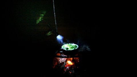 Chỉ khi cần thiết chiếc đèn pin mới được bật để làm sao 2 viên pin tiểu dùng vừa vặn trong 1 tuần. Chỉ khi cần thiết chiếc đèn pin mới được bật để làm sao 2 viên pin tiểu dùng vừa vặn trong 1 tuần.