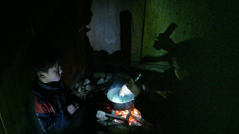 Hai học trò lớp 3 ở chung một chòi khác cũng chuẩn bị bữa cơm với chiếc đèn pin thông dụng. Hai học trò lớp 3 ở chung một chòi khác cũng chuẩn bị bữa cơm với chiếc đèn pin thông dụng.