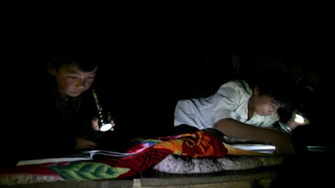 Cũng như mọi học trò ở đây, Mùa A Cua, học sinh lớp 5B luôn ôn bài buổi tối bằng chiếc đèn pin chỉ soi đủ ánh sáng vừa cho một cuốn vở. Cũng như mọi học trò ở đây, Mùa A Cua, học sinh lớp 5B luôn ôn bài buổi tối bằng chiếc đèn pin chỉ soi đủ ánh sáng vừa cho một cuốn vở.