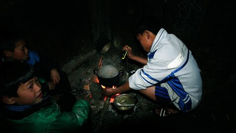 Chiếc đèn tích hợp trên điện thoại di động trở nên hữu dụng với các trò nhỏ nhà ở bản Chống Cha cách trường 3 giờ đi bộ. Chiếc đèn tích hợp trên điện thoại di động trở nên hữu dụng với các trò nhỏ nhà ở bản Chống Cha cách trường 3 giờ đi bộ.