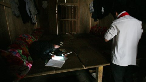 Mùa đông ở Háng Đồng đến 8 giờ sáng trời vẫn tối do sương mù dày đặc, học sinh phải soi đèn mới có thể nhìn được mặt chữ khi ôn bài trước khi đến lớp. Mùa đông ở Háng Đồng đến 8 giờ sáng trời vẫn tối do sương mù dày đặc, học sinh phải soi đèn mới có thể nhìn được mặt chữ khi ôn bài trước khi đến lớp.