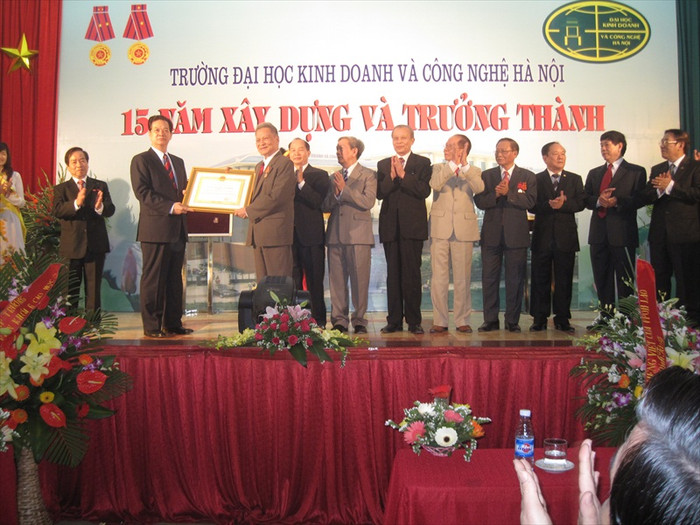 Thủ tướng Nguyễn Tấn Dũng trao tặng Huân chương lao động hạng nhì cho tập thể nhà trường Thủ tướng Nguyễn Tấn Dũng trao tặng Huân chương lao động hạng nhì cho tập thể nhà trường