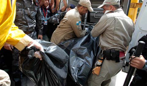 Một người đàn ông nã đạn vào một trường tiểu học ở thành phố Rio de Janeiro hôm 7/4/2011 làm 12 học sinh thiệt mạng. Các nhà chức trách cho hay, hung thủ bắt các học sinh trường Tasso da Silveira đứng dựa vào tường rồi bắn thẳng vào đầu các em trong khi hắn hét lên: "Tao sẽ giết hết chúng mày". Đây là vụ xả súng trường học tồi tệ nhất ở Brazil - và có lẽ sẽ đẫm máu hơn nếu tay súng không bị một sĩ quan cảnh sát bắn vào chân. Kẻ giết người ngã xuống vài bậc cầu thang rồi tự sát bằng một phát đạn vào đầu mình. Một người đàn ông nã đạn vào một trường tiểu học ở thành phố Rio de Janeiro hôm 7/4/2011 làm 12 học sinh thiệt mạng. Các nhà chức trách cho hay, hung thủ bắt các học sinh trường Tasso da Silveira đứng dựa vào tường rồi bắn thẳng vào đầu các em trong khi hắn hét lên: "Tao sẽ giết hết chúng mày". Đây là vụ xả súng trường học tồi tệ nhất ở Brazil - và có lẽ sẽ đẫm máu hơn nếu tay súng không bị một sĩ quan cảnh sát bắn vào chân. Kẻ giết người ngã xuống vài bậc cầu thang rồi tự sát bằng một phát đạn vào đầu mình.