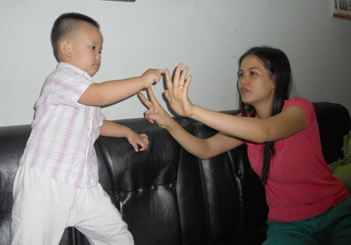Bé Phạm Gia Hy: 2 tuổi biết đọc báo, tiếng Anh, làm toán - Ảnh: H.M Bé Phạm Gia Hy: 2 tuổi biết đọc báo, tiếng Anh, làm toán - Ảnh: H.M