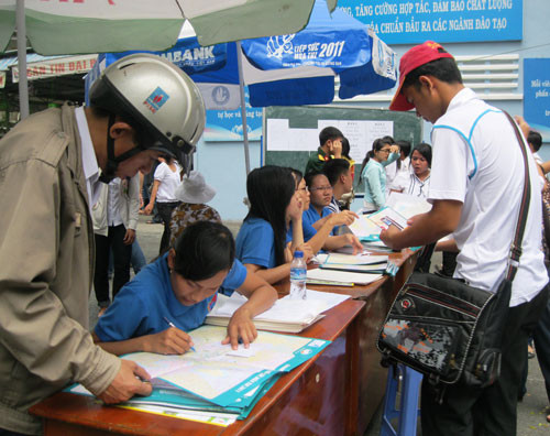 Phụ huynh và học sinh tìm hiểu thông tin tuyển sinh trong kỳ tuyển sinh ĐH-CĐ 2011 - Ảnh: Hải Hòa Phụ huynh và học sinh tìm hiểu thông tin tuyển sinh trong kỳ tuyển sinh ĐH-CĐ 2011 - Ảnh: Hải Hòa