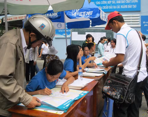 Phụ huynh và học sinh tìm hiểu thông tin tuyển sinh trong kỳ tuyển sinh ĐH-CĐ 2011 - Ảnh: Hải Hòa