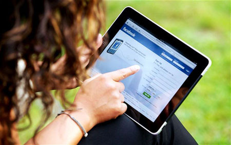 Đánh máy bằng iPad trong thời gian dài sẽ gây đau cơ ở một số bộ phận cơ thể. (Nguồn: Telegraph) Đánh máy bằng iPad trong thời gian dài sẽ gây đau cơ ở một số bộ phận cơ thể. (Nguồn: Telegraph)