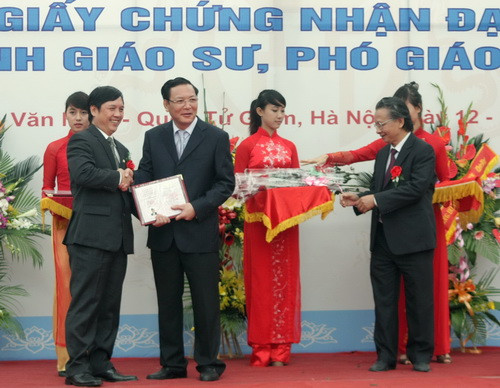 Bộ trưởng Phạm Vũ Luận trao giấy chứng nhận đạt tiêu chuẩn chức danh GS, PGS cho các tân GS, PGS 2011 Bộ trưởng Phạm Vũ Luận trao giấy chứng nhận đạt tiêu chuẩn chức danh GS, PGS cho các tân GS, PGS 2011