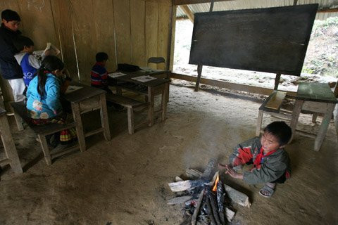 Thời tiết rét thấu xương, phòng học lại trống vách sau khiến tay tê cóng không thể viết, các cô cậu trò nhỏ thường xuyên phải hơ tay trên lửa. Thời tiết rét thấu xương, phòng học lại trống vách sau khiến tay tê cóng không thể viết, các cô cậu trò nhỏ thường xuyên phải hơ tay trên lửa.