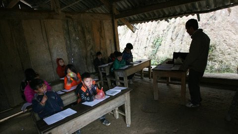 Trường TH và THCS Háng Đồng vẫn còn 5 phòng học tạm hoàn toàn trống một bên vách thế này. Trường TH và THCS Háng Đồng vẫn còn 5 phòng học tạm hoàn toàn trống một bên vách thế này.