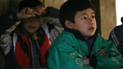 Với cái rét vùng cao thì ngay cả với chiếc áo khoác khá dày dặn, cậu học sinh lớp 2 này vẫn không khỏi co ro vì lạnh. Với cái rét vùng cao thì ngay cả với chiếc áo khoác khá dày dặn, cậu học sinh lớp 2 này vẫn không khỏi co ro vì lạnh.