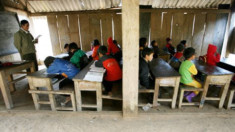 Do thiếu phòng học, thiếu vật liệu, cán bộ giáo viên nhà trường đã khắc phục bằng cách dỡ toàn bộ ván ở vách ngoài làm vách ngăn giữa các lớp học nên những phòng học này trống hẳn một bên vách. Do thiếu phòng học, thiếu vật liệu, cán bộ giáo viên nhà trường đã khắc phục bằng cách dỡ toàn bộ ván ở vách ngoài làm vách ngăn giữa các lớp học nên những phòng học này trống hẳn một bên vách.