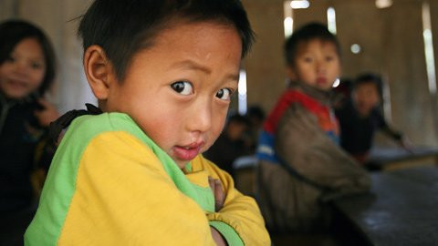 Với chiếc áo mỏng manh này cậu học sinh lớp 1 người H’Mông luôn ngồi học với tư thế khoanh tay trước ngực để chống chọi với cái rét thấu xương nơi núi cao. Với chiếc áo mỏng manh này cậu học sinh lớp 1 người H’Mông luôn ngồi học với tư thế khoanh tay trước ngực để chống chọi với cái rét thấu xương nơi núi cao.