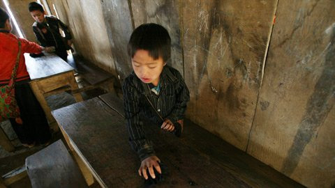 Sương mù dày đặc suốt mùa đông ,phòng học trống hoác khiến bàn ghế, sách vở luôn ẩm ướt, vào mỗi buổi học, việc đầu tiên của những trò nhỏ là lau bàn ghế ướt nhoèn hơi sương. Sương mù dày đặc suốt mùa đông ,phòng học trống hoác khiến bàn ghế, sách vở luôn ẩm ướt, vào mỗi buổi học, việc đầu tiên của những trò nhỏ là lau bàn ghế ướt nhoèn hơi sương.