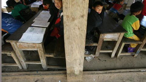 Trong những phòng học trống trải này, học sinh luôn ở tư thế co ro, xuýt xoa trong giờ học. Trong những phòng học trống trải này, học sinh luôn ở tư thế co ro, xuýt xoa trong giờ học.