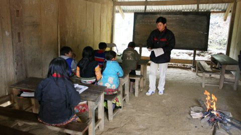 Để chống chọi với giá rét, thầy giáo Hà Văn Phương đã phải đốt một đống lửa giữa phòng học. Để chống chọi với giá rét, thầy giáo Hà Văn Phương đã phải đốt một đống lửa giữa phòng học.