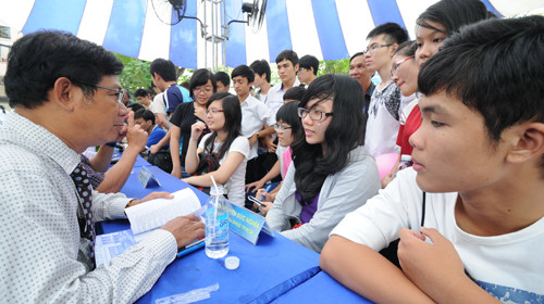 Với những thay đổi trong tuyển sinh năm nay, học sinh cần tìm hiểu thông tin trực tiếp từ các trường nhiều hơn. Trong ảnh: học sinh, phụ huynh nhờ TS Nguyễn Đức Nghĩa tư vấn thêm trong Ngày hội tư vấn tuyển sinh - hướng nghiệp 2012 - Ảnh: Minh Đức