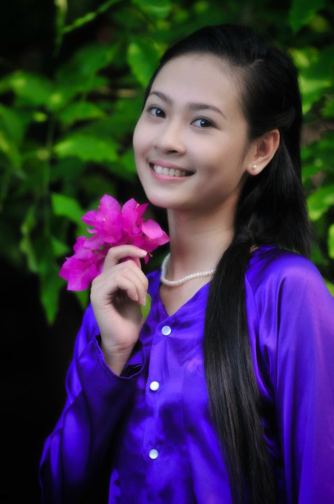 Tôn Nữ Na Uy Hẳn các bạn còn nhớ Tôn Nữ Na Uy - gương mặt sáng giá trong cuộc thi Hoa hậu Việt Nam 2010? Rất nhiều người nhận xét Na Uy có nét đẹp rất Huế, rất Việt Nam. Và thời điểm đó, Na Uy được coi là ứng cử viên sáng giá cho vương miện Hoa hậu vì vẻ đẹp thùy mị, thuần khiết. Đặc biệt, Nauy thuộc dòng dõi gia đình hoàng tộc ở Huế, chính điều đó cũng khiến Tôn Nữ Na Uy được người khác chú ý đến. Tôn Nữ Na Uy Hẳn các bạn còn nhớ Tôn Nữ Na Uy - gương mặt sáng giá trong cuộc thi Hoa hậu Việt Nam 2010? Rất nhiều người nhận xét Na Uy có nét đẹp rất Huế, rất Việt Nam. Và thời điểm đó, Na Uy được coi là ứng cử viên sáng giá cho vương miện Hoa hậu vì vẻ đẹp thùy mị, thuần khiết. Đặc biệt, Nauy thuộc dòng dõi gia đình hoàng tộc ở Huế, chính điều đó cũng khiến Tôn Nữ Na Uy được người khác chú ý đến.