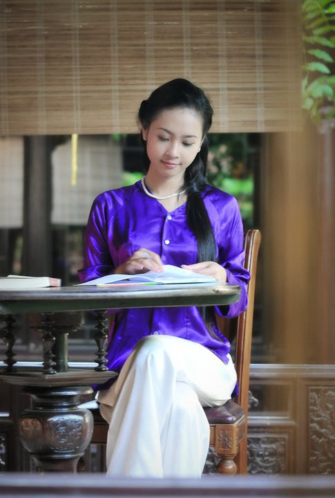 Na Uy sinh năm 1991, là cựu học sinh trường THPT Nguyễn Huệ - Huế. Trước khi đi thi Hoa hậu Việt Nam 2010, Na Uy đã khá nổi bật ở Huế vì vẻ ngoài xinh xắn, dễ thương. Trở về từ cuộc thi, chị ấy vẫn tiếp tục theo học tại trường Đại học Kinh tế Huế. Hiện tại ở trường, Na Uy là chủ nhiệm câu lạc bộ thời trang (phó chủ nhiệm là Lê Giang đấy) và làm trợ lý, cố vấn hoặc thậm chí là giám khảo trong những cuộc thi Miss của các trường đại học. Na Uy cũng thử sức với vai trò MC ở một số cuộc thi, đêm diễn tại Huế, gần đây nhất, chị ấy đảm nhiệm vị trí phó ban tổ chức chương trình "Hội ngộ Hoa hậu Việt Nam 2010 - Một năm nhìn lại" diễn ra tại Huế. Na Uy sinh năm 1991, là cựu học sinh trường THPT Nguyễn Huệ - Huế. Trước khi đi thi Hoa hậu Việt Nam 2010, Na Uy đã khá nổi bật ở Huế vì vẻ ngoài xinh xắn, dễ thương. Trở về từ cuộc thi, chị ấy vẫn tiếp tục theo học tại trường Đại học Kinh tế Huế. Hiện tại ở trường, Na Uy là chủ nhiệm câu lạc bộ thời trang (phó chủ nhiệm là Lê Giang đấy) và làm trợ lý, cố vấn hoặc thậm chí là giám khảo trong những cuộc thi Miss của các trường đại học. Na Uy cũng thử sức với vai trò MC ở một số cuộc thi, đêm diễn tại Huế, gần đây nhất, chị ấy đảm nhiệm vị trí phó ban tổ chức chương trình "Hội ngộ Hoa hậu Việt Nam 2010 - Một năm nhìn lại" diễn ra tại Huế.