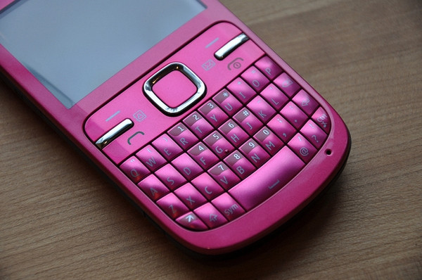Nokia C3 Pink Dù không thể so sánh với N8 hay Lumia 800 nhưng Nokia C3 vẫn có những đối tượng khách hàng của riêng mình. Hệ điều hành S40 dễ dùng, mức giá rẻ cùng bàn phím QWERTY đầy đủ thuận tiện cho nhắn tin và chia sẻ mạng xã hội của C3 sẽ là những tính năng tuyệt vời cho những người chỉ có nhu cầu đơn giản. Nokia C3 Pink Dù không thể so sánh với N8 hay Lumia 800 nhưng Nokia C3 vẫn có những đối tượng khách hàng của riêng mình. Hệ điều hành S40 dễ dùng, mức giá rẻ cùng bàn phím QWERTY đầy đủ thuận tiện cho nhắn tin và chia sẻ mạng xã hội của C3 sẽ là những tính năng tuyệt vời cho những người chỉ có nhu cầu đơn giản.