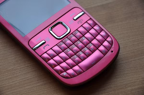 Nokia C3 Pink Dù không thể so sánh với N8 hay Lumia 800 nhưng Nokia C3 vẫn có những đối tượng khách hàng của riêng mình. Hệ điều hành S40 dễ dùng, mức giá rẻ cùng bàn phím QWERTY đầy đủ thuận tiện cho nhắn tin và chia sẻ mạng xã hội của C3 sẽ là những tính năng tuyệt vời cho những người chỉ có nhu cầu đơn giản.