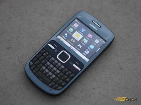 Nokia C3 (2,4 triệu đồng) C3 là một trong những sản phẩm bán chạy nhất nhóm này. Thiết bị có kiểu dáng đẹp, chắc chắn, đi kèm là kết nối Wi-Fi và khả năng tham gia mạng xã hội ổn định.