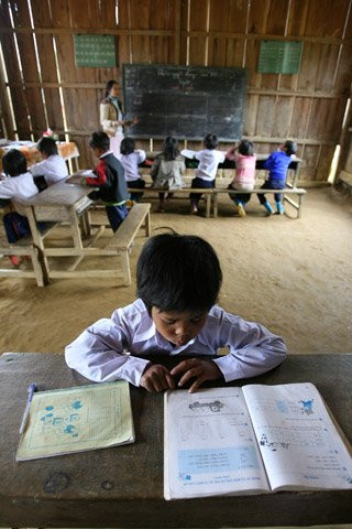 Trong lúc học trò lớp 3 đang vắt óc làm bài toán được giáo viên giao. Trong lúc học trò lớp 3 đang vắt óc làm bài toán được giáo viên giao.