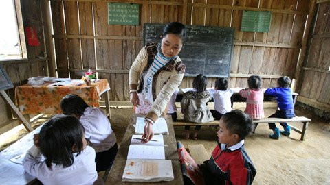 Cô Thương cho biết, phải mất một thời gian mới không bị nhầm lẫn giáo án giữa các lớp và dù rất mệt vẫn luôn cố gắng sát sao với từng học sinh của cả 3 lớp. Cô Thương cho biết, phải mất một thời gian mới không bị nhầm lẫn giáo án giữa các lớp và dù rất mệt vẫn luôn cố gắng sát sao với từng học sinh của cả 3 lớp.