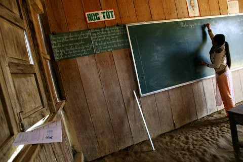 Để tiện cho việc giảng dạy ở lớp học đặc biệt này, cô giáo Thương đặt giáo án của mỗi lớp ở vị trí sao cho thuận tiện tránh nhầm lẫn. Để tiện cho việc giảng dạy ở lớp học đặc biệt này, cô giáo Thương đặt giáo án của mỗi lớp ở vị trí sao cho thuận tiện tránh nhầm lẫn.