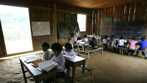 Hiệu trưởng nhà trường, thầy Trần Hữu Nhất bật mí dù biết chất lượng dạy, học khó được như mong muốn nhưng trước mắt lớp học này vẫn sẽ phải duy trì. Hiệu trưởng nhà trường, thầy Trần Hữu Nhất bật mí dù biết chất lượng dạy, học khó được như mong muốn nhưng trước mắt lớp học này vẫn sẽ phải duy trì.