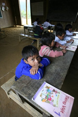 Gấp sách chờ đến phiên được cô giáo giảng. Gấp sách chờ đến phiên được cô giáo giảng.