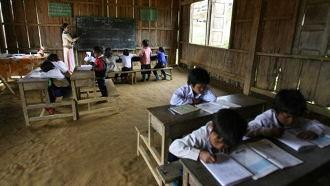 Nằm heo hút ở vùng núi cao thuộc huyện Tây Giang, tỉnh Quảng Nam, trường Tiểu học Ch’Ơm (xã Ch’Ơm) chỉ cách thị trấn Tây Giang hơn 50 km nhưng nếu đi bằng ô tô địa hình cũng phải mất chừng 4 giờ đồng hồ. Học sinh trường TH Ch’Ơm 100% là dân tộc C’Tu. Tại điểm chính của trường đã hơn một năm nay tồn tại một lớp học đặc biệt. Lớp học có sĩ số 11 học sinh nhưng lại ở 3 độ tuổi và trình độ khác nhau. Giáo viên chủ nhiệm của lớp học đặc biệt này là cô giáo Nguyễn Thị Bé Thương luôn phải soạn 3 giáo án trong mỗi buổi lên lớp. Công việc này đã kéo dài hơn năm nay, vì thiếu giáo viên, học sinh đến lớp không nhiều. Nằm heo hút ở vùng núi cao thuộc huyện Tây Giang, tỉnh Quảng Nam, trường Tiểu học Ch’Ơm (xã Ch’Ơm) chỉ cách thị trấn Tây Giang hơn 50 km nhưng nếu đi bằng ô tô địa hình cũng phải mất chừng 4 giờ đồng hồ. Học sinh trường TH Ch’Ơm 100% là dân tộc C’Tu. Tại điểm chính của trường đã hơn một năm nay tồn tại một lớp học đặc biệt. Lớp học có sĩ số 11 học sinh nhưng lại ở 3 độ tuổi và trình độ khác nhau. Giáo viên chủ nhiệm của lớp học đặc biệt này là cô giáo Nguyễn Thị Bé Thương luôn phải soạn 3 giáo án trong mỗi buổi lên lớp. Công việc này đã kéo dài hơn năm nay, vì thiếu giáo viên, học sinh đến lớp không nhiều.