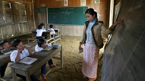 Không hề nhàn nhã khi phải di chuyển liên tục từ chiếc bảng của lớp này sang chiếc bảng của lớp kia. Không hề nhàn nhã khi phải di chuyển liên tục từ chiếc bảng của lớp này sang chiếc bảng của lớp kia.