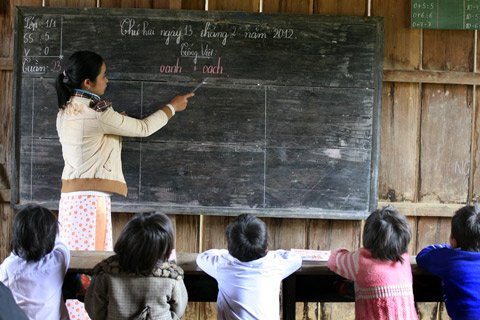 5 học sinh lớp 1, 3 học sinh lớp 2 và 3 học sinh lớp 3 hàng ngày học trong cùng một phòng học và mỗi lớp ngồi quay về phía bảng dành cho lớp mình. Trong khi các học sinh lớp 2 và 3 đang học toán thì những học sinh lớp 1 đang luyện đọc trong giờ học môn Tiếng Việt 5 học sinh lớp 1, 3 học sinh lớp 2 và 3 học sinh lớp 3 hàng ngày học trong cùng một phòng học và mỗi lớp ngồi quay về phía bảng dành cho lớp mình. Trong khi các học sinh lớp 2 và 3 đang học toán thì những học sinh lớp 1 đang luyện đọc trong giờ học môn Tiếng Việt