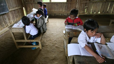 Không dễ làm bài tập khi học trò lớp này đang học toán, học trò lớp kia lại đang ôn bài tập đọc ngay sát bên cạnh. Không dễ làm bài tập khi học trò lớp này đang học toán, học trò lớp kia lại đang ôn bài tập đọc ngay sát bên cạnh.