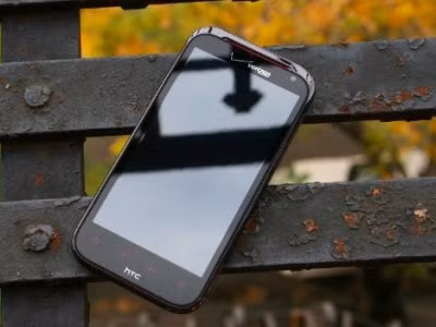 HTC Rezound Rezound là sản phẩm đầu tiên có tích hợp Beats Audio của HTC. Cũng như các sản phẩm HTC khác, màn hình của Rezound rất đẹp và máy có khả năng chơi video 720p HD. Ngoài ra Rezound còn có kết nối 4G LTE. Dù Rezound không phải là điện thoại mỏng nhất nhưng nó cực kỳ mạnh mẽ.