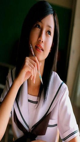 Về sau, với sự ảnh hưởng của văn hóa phương Tây, đồng phục học sinh Nhật Bản đã dần được cách tân để trở nên gọn gàng, tiện lợi và ngày càng thời trang hơn. Hình thức phổ biến hiện nay thường gồm áo trắng có kiểu cổ thủy thủ, thắt nơ (hoặc đeo cà vạt), váy ngắn xếp li, tất dài (do các nữ sinh tự kết hợp để khoe sự cá tính).