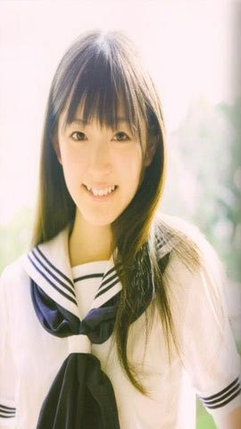 Đồng phục học sinh Nhật Bản (seifuku) được ra đời từ thời kỳ Minh Trị với mục đích xóa bỏ khoảng cách giàu nghèo, tạo sự bình đẳng trong trường học. Ban đầu của những bộ đồng phục này là sự kết hợp của kimono, áo sơ mi và Hakama (loại quần truyền thống của Nhật, tương tự như một chiếc váy rộng được xếp nếp cẩn thận), do Bộ trưởng giáo dục đề xuất.