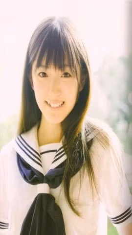 Đồng phục học sinh Nhật Bản (seifuku) được ra đời từ thời kỳ Minh Trị với mục đích xóa bỏ khoảng cách giàu nghèo, tạo sự bình đẳng trong trường học. Ban đầu của những bộ đồng phục này là sự kết hợp của kimono, áo sơ mi và Hakama (loại quần truyền thống của Nhật, tương tự như một chiếc váy rộng được xếp nếp cẩn thận), do Bộ trưởng giáo dục đề xuất.