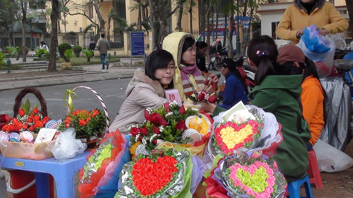 Không phải bạn sinh viên nào cũng có đủ tiền mua hoa đúng ngày Valentine