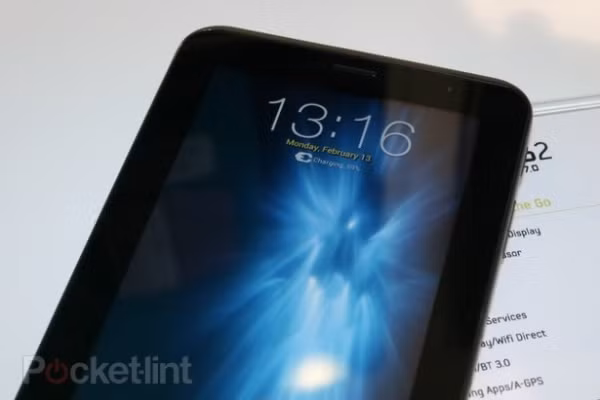 Máy cho cảm giác thoải mái khi cầm nắm và mang lại những cảm nhận tương tự Galaxy Tab 10.1 hay 8.9 hơn là người tiền nhiệm Galaxy Tab thế hệ đầu tiên, với các cạnh được bo tròn và mặt lưng xám bóng. Màn hình của máy dù không phải là Super AMOLED nhưng vẫn hiển thị tốt trong điều kiện ánh sáng không thuận lợi.