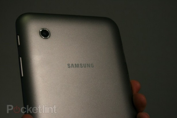 Màn hình của Galaxy Tab 2 cũng không thể so sánh với màn hình HD Super AMOLED của các mẫu Galaxy Tab cao cấp. Galaxy Tab 2 có màn hình kích thước 7 inch, độ phân giải WSVGA (1024 x 600). Tuy nhiên, điểm tạo sự khác biệt cho sản phẩm trong rừng máy tính bảng Galaxy Tab là máy sẽ chạy HĐH Android mới nhất Ice Cream Sandwich ngay khi đến tay người dùng. HĐH này sẽ được tích hợp các widget cho phép người dùng truy cập các nội dung số của Samsung nhanh chóng, trong đó có cả Video Hub với khoảng 1000 đầu phim (để bán và cho thuê) của Samsung. Màn hình của Galaxy Tab 2 cũng không thể so sánh với màn hình HD Super AMOLED của các mẫu Galaxy Tab cao cấp. Galaxy Tab 2 có màn hình kích thước 7 inch, độ phân giải WSVGA (1024 x 600). Tuy nhiên, điểm tạo sự khác biệt cho sản phẩm trong rừng máy tính bảng Galaxy Tab là máy sẽ chạy HĐH Android mới nhất Ice Cream Sandwich ngay khi đến tay người dùng. HĐH này sẽ được tích hợp các widget cho phép người dùng truy cập các nội dung số của Samsung nhanh chóng, trong đó có cả Video Hub với khoảng 1000 đầu phim (để bán và cho thuê) của Samsung.