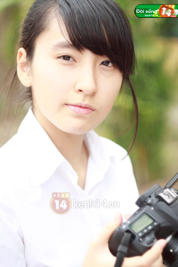 Họ tên: Nguyễn Phương Hà Sinh năm: 1996 Là bí thư lớp 10D1 THPT Chu Văn An (Hà Nội) Sở thích: Vẽ, đọc sách, chụp ảnh, đi ăn với bạn bè, xem phim... Phương Hà là cô bạn đóng vai nữ chính trong clip "All about CVA" đình đám của teen trường Chu Văn An. Rất nhiều cư dân mạng khen ngợi Phương Hà có vẻ đẹp trong sáng đúng "chất" nữ sinh Hà thành. Họ tên: Nguyễn Phương Hà Sinh năm: 1996 Là bí thư lớp 10D1 THPT Chu Văn An (Hà Nội) Sở thích: Vẽ, đọc sách, chụp ảnh, đi ăn với bạn bè, xem phim... Phương Hà là cô bạn đóng vai nữ chính trong clip "All about CVA" đình đám của teen trường Chu Văn An. Rất nhiều cư dân mạng khen ngợi Phương Hà có vẻ đẹp trong sáng đúng "chất" nữ sinh Hà thành.