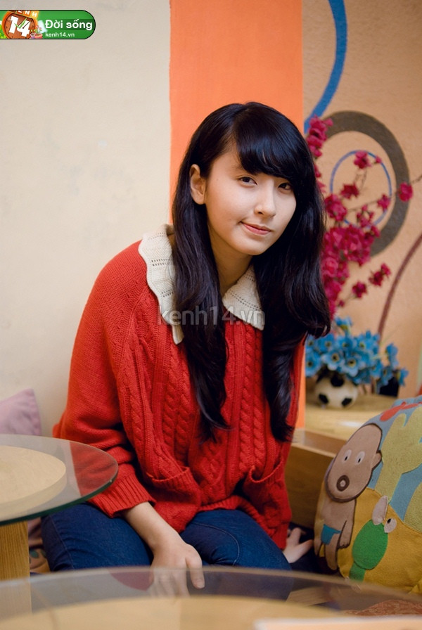 Xin chào Phương Hà. Sau khi clip về trường Chu Văn An của nhóm BKT Productions nổi tiếng trên mạng, rất nhiều người tò mò về nhân vật nữ chính. Bạn cảm thấy sao trước sự thành công của clip cũng như khi được mọi người biết đến? Mình cảm thấy rất vui và hạnh phúc khi clip nhận được sự nhiều sự quan tâm đến vậy. Từ khi clip được đăng tải, đã có rất nhiều người quan tâm, chia sẻ trên Facebook, khiến mình và BKT cảm thấy rất vui vì sản phẩm của bọn mình được đã đón nhận. Thú thực là mình hơi bất ngờ khi thấy "All about CVA" nổi tiếng vượt cả mong đợi như vậy (cười). Nhân đây, mình cũng xin thay mặt nhóm gửi lời cám ơn tất cả mọi người đã quan tâm đến clip. Những phản hồi dù thế nào đều rất có ý nghĩa với chúng mình, giúp chúng mình hiểu hơn và cố gắng để hoàn thiện hơn nữa. Xin chào Phương Hà. Sau khi clip về trường Chu Văn An của nhóm BKT Productions nổi tiếng trên mạng, rất nhiều người tò mò về nhân vật nữ chính. Bạn cảm thấy sao trước sự thành công của clip cũng như khi được mọi người biết đến? Mình cảm thấy rất vui và hạnh phúc khi clip nhận được sự nhiều sự quan tâm đến vậy. Từ khi clip được đăng tải, đã có rất nhiều người quan tâm, chia sẻ trên Facebook, khiến mình và BKT cảm thấy rất vui vì sản phẩm của bọn mình được đã đón nhận. Thú thực là mình hơi bất ngờ khi thấy "All about CVA" nổi tiếng vượt cả mong đợi như vậy (cười). Nhân đây, mình cũng xin thay mặt nhóm gửi lời cám ơn tất cả mọi người đã quan tâm đến clip. Những phản hồi dù thế nào đều rất có ý nghĩa với chúng mình, giúp chúng mình hiểu hơn và cố gắng để hoàn thiện hơn nữa.