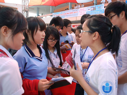 Thí sinh tìm hiểu thông tin tuyển sinh tại Trường ĐH Quốc tế thuộc ĐH Quốc gia TPHCM. Ảnh: Tấn Thạnh Thí sinh tìm hiểu thông tin tuyển sinh tại Trường ĐH Quốc tế thuộc ĐH Quốc gia TPHCM. Ảnh: Tấn Thạnh