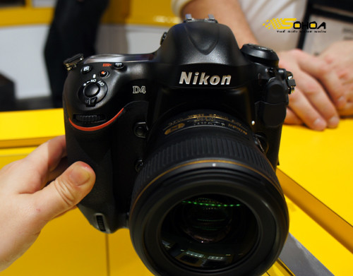 Nikon D4 D4 là mẫu máy ảnh cao cấp nhất được giới thiệu đầu năm nay. Model này là "đối trọng" với 1D X bên phía Canon trong việc cạnh tranh được cùng các nhiếp ảnh gia tham dự Thế vận hội Olympic 2012 tại London diễn ra hè này. D4 trang bị cảm biến full-frame CMOS độ phân giải tăng lên 16,2 Megapixel và độ nhạy sáng ISO tăng tối đa lên 204.800 và tối thiểu là 50. Khả năng quay video của máy cũng tăng lên quay Full HD 1080p ở tốc độ 30 khung hình mỗi giây và HD 720p ở tốc độ 24 khung hình mỗi giây. Máy có thể khởi động để sẵn sàng chụp chỉ sau 0,012 giây. Tốc độ chụp liên tiếp 10 khung hình mỗi giây ở độ phân giải đầy đủ và mỗi kiểu đều được thực hiện đo sáng và lấy nét lại. Nếu khóa sáng và khóa nét thì tốc độ này lên tới 11 khung hình mỗi giây. Nikon D4 có giá bán tham khảo nguyên thân máy là 5.999 USD và bán ra trong tháng này. Nikon D4 D4 là mẫu máy ảnh cao cấp nhất được giới thiệu đầu năm nay. Model này là "đối trọng" với 1D X bên phía Canon trong việc cạnh tranh được cùng các nhiếp ảnh gia tham dự Thế vận hội Olympic 2012 tại London diễn ra hè này. D4 trang bị cảm biến full-frame CMOS độ phân giải tăng lên 16,2 Megapixel và độ nhạy sáng ISO tăng tối đa lên 204.800 và tối thiểu là 50. Khả năng quay video của máy cũng tăng lên quay Full HD 1080p ở tốc độ 30 khung hình mỗi giây và HD 720p ở tốc độ 24 khung hình mỗi giây. Máy có thể khởi động để sẵn sàng chụp chỉ sau 0,012 giây. Tốc độ chụp liên tiếp 10 khung hình mỗi giây ở độ phân giải đầy đủ và mỗi kiểu đều được thực hiện đo sáng và lấy nét lại. Nếu khóa sáng và khóa nét thì tốc độ này lên tới 11 khung hình mỗi giây. Nikon D4 có giá bán tham khảo nguyên thân máy là 5.999 USD và bán ra trong tháng này.
