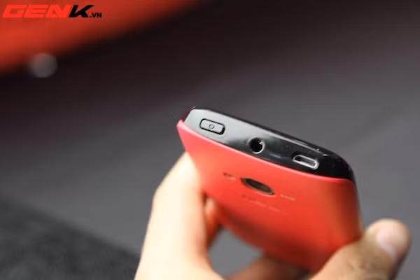 Nút nguồn, jack cắm tai nghe 3.5 và cổng microUSB.