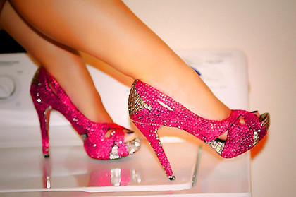 Một đôi guốc có màu sắc và kiểu dáng khiến người ta liên tưởng đến chủ nhân quyến rũ của chúng