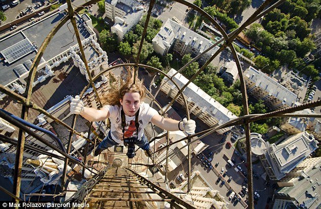 Max Polatov còn bám tay và đứng rất lâu trên con đường sắt ở Matxcơva, Nga ở vị trí cách mặt đất 200m. Điều này những người yếu tim không bao giờ làm được. Max Polatov còn bám tay và đứng rất lâu trên con đường sắt ở Matxcơva, Nga ở vị trí cách mặt đất 200m. Điều này những người yếu tim không bao giờ làm được.